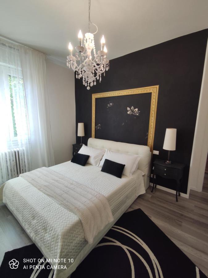 Aurora Flowers - Two Rooms And Free Parking Near Center And Train Station Módena Exterior foto