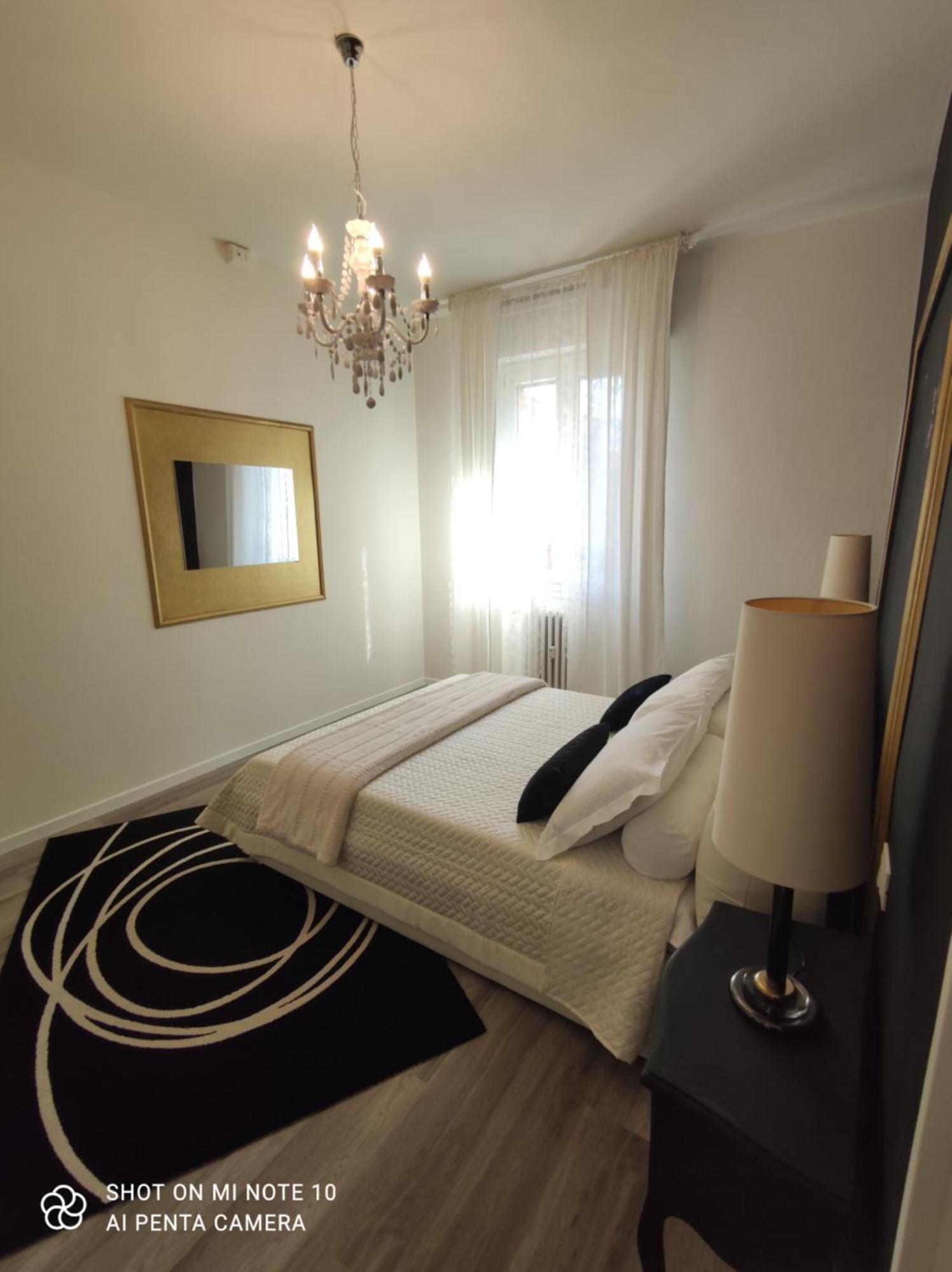 Aurora Flowers - Two Rooms And Free Parking Near Center And Train Station Módena Quarto foto